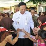 Bupati Sambari HR ketika bercanda dengan para siswa di Desa Lowayu. foto: syuhud/ BANGSAONLINE