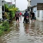 Petugas dari Polsek Gampengrejo, Polres Kediri saat mengecek lokasi banjir di Perum Kwadungan Permai, Kediri. foto: MUJI HARJITA/ BANGSAONLINE