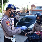 Anggota dan ASN Polresta Sidoarjo pun diwajibkan mematuhi pengecekan suhu tubuh, penggunaan masker, cuci tangan, dan jaga jarak. (foto: ist).