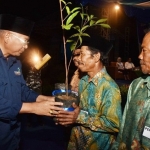 Bupati Rendra saat memberikan apresiasinya kepada para petani.