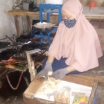 Tasdirin saat proses pembuatan kue gapit.