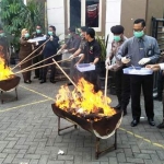 Sebanyak 15 ribu lebih pil koplo jenis karnopen dan double L dimusnahkan Kejaksaan Negeri Lamongan, Rabu (28/8/2019).