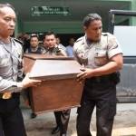 Jenazah Briptu Arif Bambang Jatmiko saat dibawa dari rumah sakit untuk dimakamkan. foto: Antara