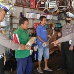 Petugas Satlantas Polres Kediri Kota saat melakukan sosialisasi larangan knalpot brong kepada masyarakat. Foto: Ist.