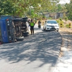 Kondisi truk yang terguling sebelum dievakuasi petugas.