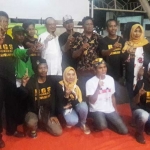 Ketua DPRD Ahmad Nurhamim, Ketua TKD Gresik Mujid Riduan, bersama massa RGS Indonesia foto bersama usai nobar cawapres di WEP. foto: SYUHUD/ BANGSAONLINE