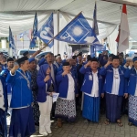 Pengurus dan bacaleg PAN Sidoarjo memakai sarung saat mendaftar ke KPU Sidoarjo, Jumat (12/5/2023). Foto: Mustain/BANGSAONLINE.com