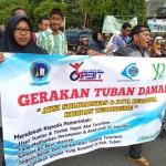 Aksi solidaritas massa gabungan mengecam terorisme.