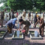 Komunitas ROS menabur bunga di Taman Makam Pahlawan Sidoarjo, Minggu (13/11/2022)