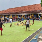 Salah satu laga bola voli yang dipertandingkan dalam Porsenap Lapas Kelas IIA Pamekasan. 