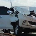 Petugas saat mengevakuasi kendaraan yang terlibat kecelakaan di Jembatan Suramadu.