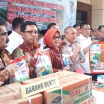 Barang bukti benih jagung bersubsidi saat dipamerkan ke awak media.