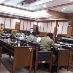 Komisi B ketika public hearing dengan Kades dan stakeholder soal Ranperda BUMDes. foto: syuhud/ BANGSAONLINE