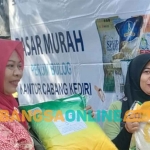 Pembeli beras dari operasi pasar murah Perum Bulog Cabang Kediri. Foto: MUJI HARJITA/BANGSAONLINE