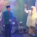 Khofifah Indar Parawansa dan Muhammad Habibur Rochman pada acara Silaturahim dan Konsolidasi Relawan Kiai-Santri untuk Pemenangan M Habiburrochman dan Kawan-Kawan PPP di GOR Sidoarjo, Rabu (30/1/2019). Foto: BANGSAONLINE.COM