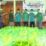 Khoirul Anam foto bersama para pengurus DPC PKB Ngawi usai mengecek bantuan yang akan disalurkan.