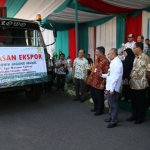 Bupati Kediri dr. Hj. Haryanti Sutrisno dan Dirjen Holtikultura Prihasto Setyanto saat memberangkatkan armada yang akan mengirim benih jagung. (foto: Kominfo)