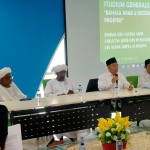 Prof Dr KH Asep Saifuddin Chalim, MA, didampingi dua syaikh dari Sudan, yaitu Syaih Al Dhaw dan Syaikh As Shodiq, saat menjadi pembicara dalam Studium Generale “Bahasa Arab & Kecemerlangan Prospek” yang digelar Fakultas Adab dan Humaniora Jurusan Bahasa dan Sastra Arab Universitas Islam Negeri (UIN) Sunan Ampel Surabaya, Selasa (27/9/2022). Tampak juga moderator, Shodiqin (paling kanan). Foto: MMA/ BANGSAONLINE.com