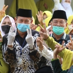 Yuhronur di tengah para ibu-ibu dalam acara pengajian Maulidur Rosul yang digelar oleh tiga lembaga diantaranya, Ikatan Persaudaran Haji Indonesia (IPHI), Al-Hidayah Lamongan dan Badan Koordinasi Majlis Masjid (BKKM). foto: nurqomar/ bangsaonline.com