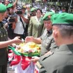 Serda yudi saat menerima tumpeng kehormatan. foto: kompas.com