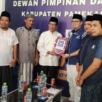 KH. Kholilurrahman (tiga dari kiri) saat menyerahkan berkas dan formulir pendaftaran kepada Ketua DPD Nasdem Pamekasan, A Atuf Haidar. 