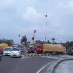 Kendaraan terjebak macet di jembatan kayen bandar. foto: rony suhartomo/ BANGSAONLINE