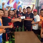 Ketua DPRD Sidoarjo, Sullamul Hadi Nurmawan (enam dari kanan) bersama Camat Sukodono, Kapolsek Sukodono, Ketua KONI Sukodono serta pihak-pihak yang mendukung bergulirnya turnamen, foto bersama sebelum turnamen dibuka.