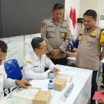 Kapolres Ngawi saat meninjau verifikasi penerimaan calon anggota Polri.