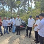 Plt. Bupati Malang Didik Gatot Subroto saat meninjau salah satu titik lokasi jalan yang akan dibangun.