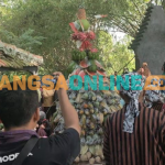 Tumpeng yang berisi sayuran dan buah-buahan pada acara Kirab Budaya sebelum diperebutkan warga. Foto: MUJI HARJITA/ BANGSAONLINE