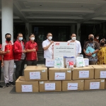 Wali Kota Surabaya Eri Cahyadi saat menerima bantuan dari PT Ace Hardware Indonesia Tbk.