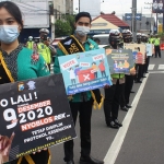 Berbagai pesan ajakan disampaikan sejumlah Polwan Satlantas Polresta Sidoarjo kepada para pengendara yang melintas di Alun-Alun Sidoarjo dan Babalayar Sidoarjo, Senin (7/12/2020) pagi. (foto: ist)