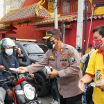 Kapolresta Sidoarjo AKBP Kusumo Wahyu Bintoro didampingi pejabat utama Polresta Sidoarjo melakukan kegiatan simpatik Jumat Berkah ke beberapa tempat ibadah dengan membagikan alat penyemprotan disinfektan, masker, cairan disinfektan, hand sanitizer, serta nasi bungkus kepada warga sekitar. (foto: ist)