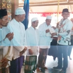 Penyerahan buku tabungan Bank Jatim  secara simbolis kepada perwakilan guru Madin dan Ngaji. foto: FAUZI/ BANGSAONLINE