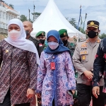 Gubernur Jawa Timur, Khofifah Indar Parawansa, bersama para pejabat di Pemkot Kediri usai meninjau asmara siswa dan peletakan batu pertama pembangunan Masjid di Komplek Kampus SMA Negeri 5 Taruna Brawijaya. Foto: MUJI HARJITA/ BANGSAONLINE