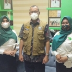 Ketua DPD Perempuan Tani HKTI Jatim, Lia Istifhama (kiri) didampingi oleh pengurus PT HKTI Jatim, Shofi Shofiyah diterima Kadinkes Bangkalan, Sudiyo di kantornya. foto: istimewa