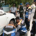 Petugas dishub menggembok mobil parkir sembarangan. foto: ist