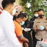 Kapolres Kediri AKBP Agung Setyo Nugroho saat mewawancarai salah satu tersangka. foto: ist.