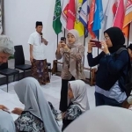 Ketua KPU Kota Kediri Reza Christian saat menyampaikan bingkisan kepada anak yatim. Foto: MUJI HARJITA/ BANGSAONLINE