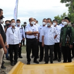 Menteri Kelautan dan Perikanan, Sakti Wahyu Trenggono, dan Bupati Gresik, Fandi Akhmad Yani, saat kunjungan ke Kampung Budi Daya Ikan Bandeng di Desa Pangkahwetan. Foto: SYUHUD/BANGSAONLINE