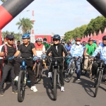 Bupati Jember Hendy Siswanto (helm biru) didampingi istri saat hendak berangkat gowes bersama masyarakat.