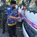 Bupati Lamongan Fadeli menyerahkan mobil ambulans.