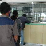 Suasana antrean di Kantor Pegadaian Cabang Ngawi.