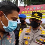 Wali Kota Kediri Abdullah Abu Bakar (kiri) dan Kapolres Kediri Kota AKBP Wahyudi saat memberi keterangan kepada wartawan usai acara gelar apel pasukan di Mapolres Kediri Kota. foto: ist.