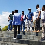 Pengurus KONI Situbondo saat mengecek pantai di Banyuglugur yang rencananya akan dijadikan tempat pelaksanaan cabor voli pantai. (foto: ist)