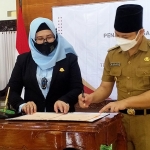 Penandatanganan perjanjian kerja sama antara Pemkab Trenggalek dan Kejaksaan Negeri (Kejari) Trenggalek tentang penanganan permasalahan hukum perdata dan hukum tata usaha negara digelar di Pendopo Manggala Praja Nugraha Kabupaten Trenggalek, Selasa (15/6/2021). (foto: HERMAN/ BANGSAONLINE)