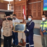 Wakil Bupati Tuban, H. Riyadi menyerahkan bantuan subsidi upah (BSU) kepada ASN non-PNS di Kabupaten Tuban, Kamis (18/11).