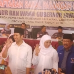 Pakde Karwo saat mengantarkan Khofifah-Emil daftar di KPU Jatim. foto : DIDI R/BANGSAONLINE