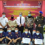 Lapas Narkotika Kelas IIA Pamekasan tanda tangani MoU kerja sama dengan Badan Narkotika Nasional Kabupaten (BNNK) Sumenep, Subdenpom V/4-3 Pamekasan, dan SMKN 2 serta SMKN 3 Pamekasan di ruang aula Lapas Narkotika Pamekasan, Rabu (9/6/2021). (foto: ist)