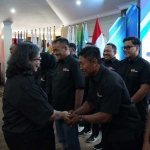 Pj Wali Kota Zanariah menyalami pengurus KONI Kota Kediri yang baru dilantik. Foto: Ist.